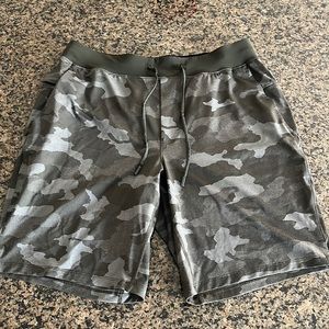 Lululemon Green Camouflage T.H.E Linerless 9” short. Size XL